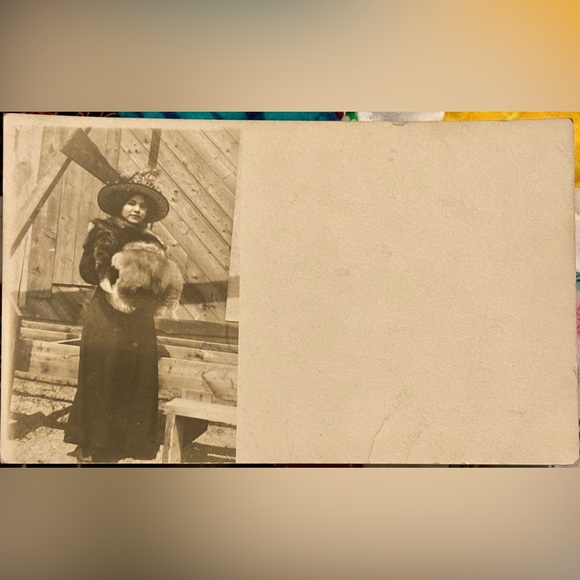 Vintage RPPP 1900’s Fancy Woman in Fur Coat and Fur Muffin Real Picture Postcard - Picture 5 of 7